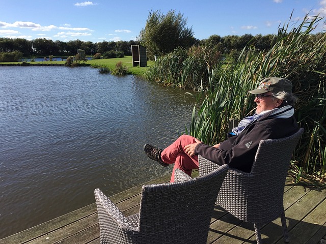 C罗被罚下后，看台上的爱尔兰球迷模仿他做出的哭泣手势