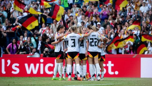 传记作者：莱万曾不满哈维的训练，他在波兰和拜仁都曾施压换帅